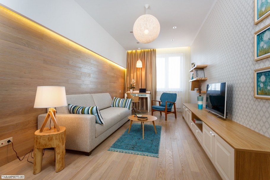 Гостиная в узкой длинной комнате