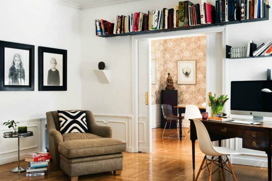 Книжные полки над дверью