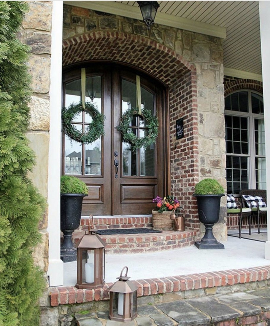 Крыльцо элитного дома