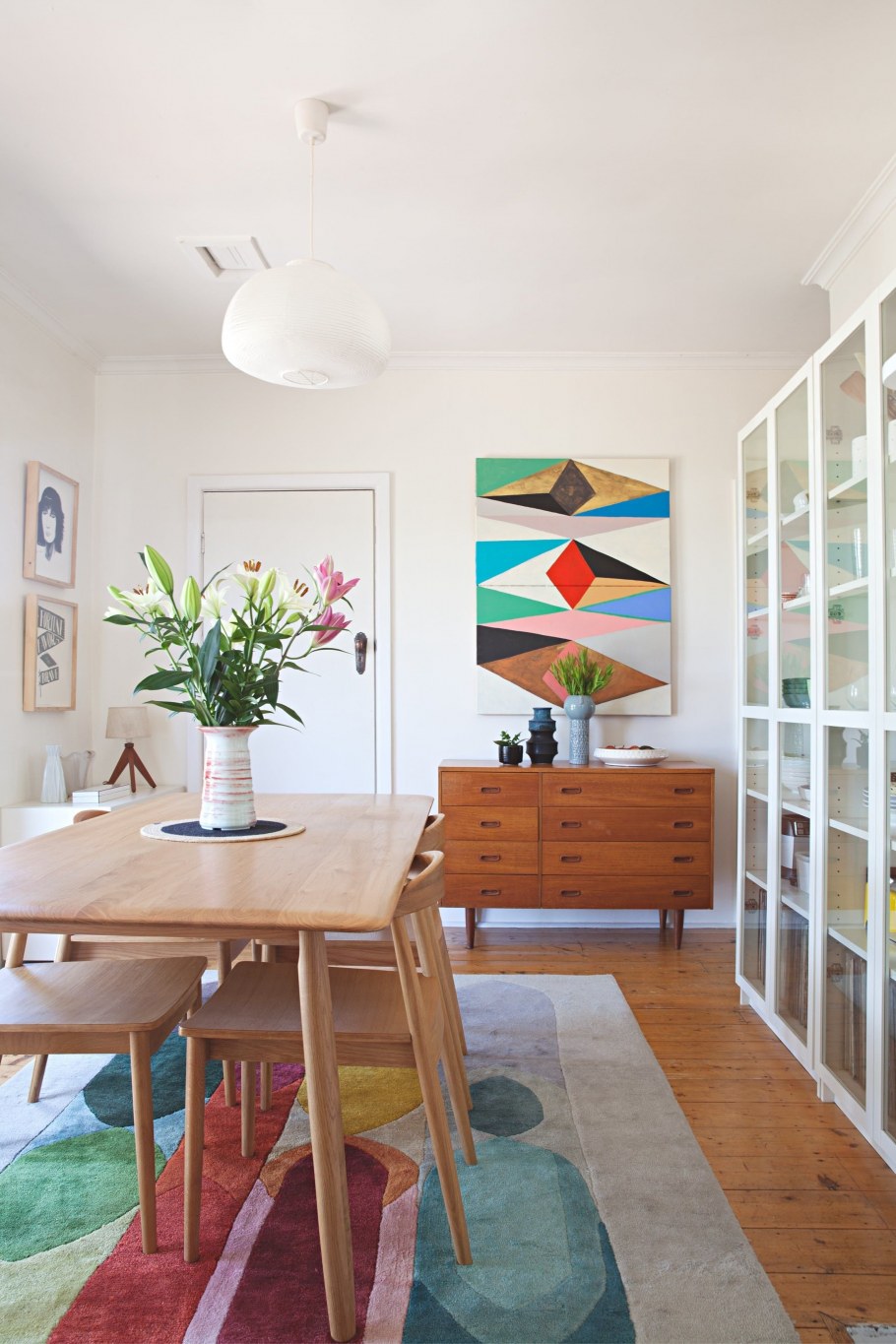 Цветное дерево в интерьере