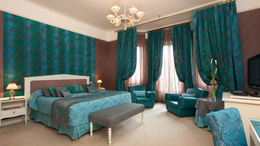 Спальня с бирюзовыми акцентами