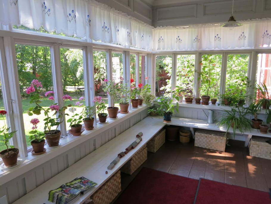 Маленькая закрытая веранда