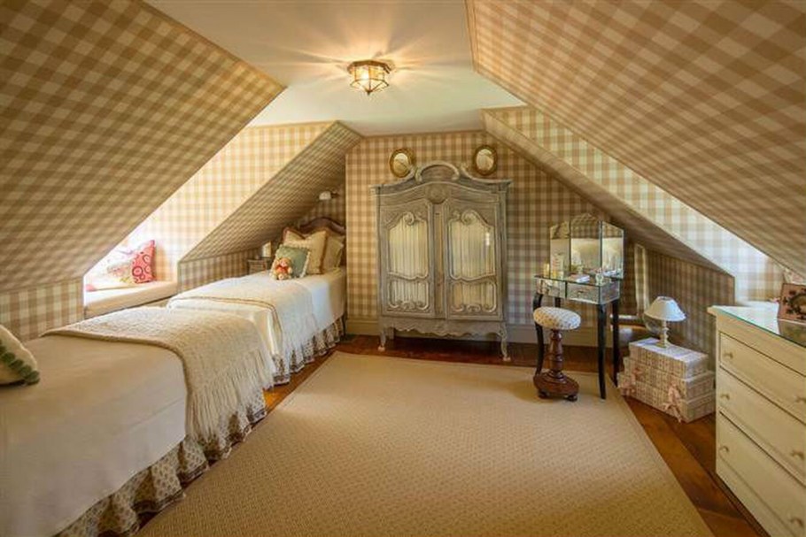 Спальня в мансарде в коричневых тонах