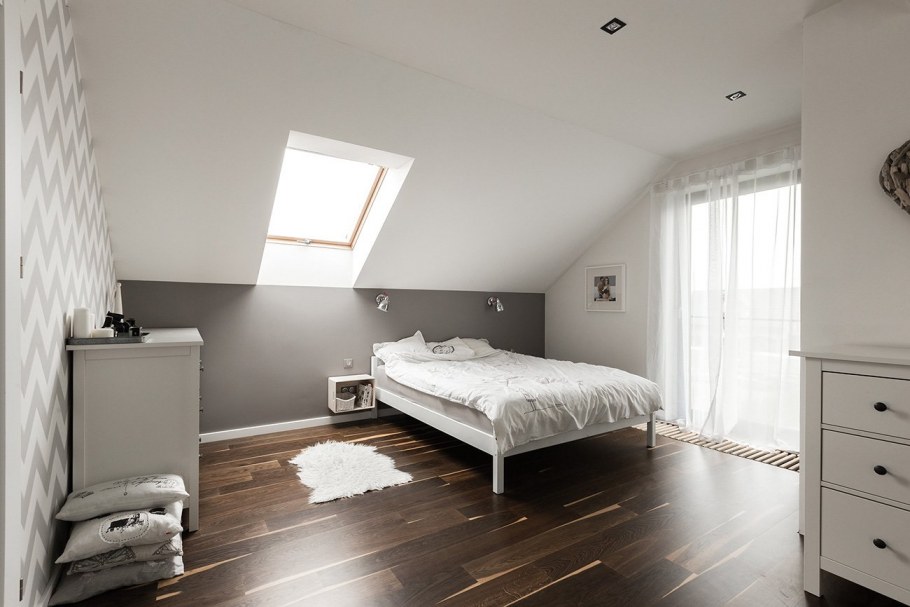 Гостиная со скошенным потолком