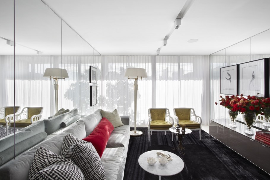 Зеркала в интерьере гостиной