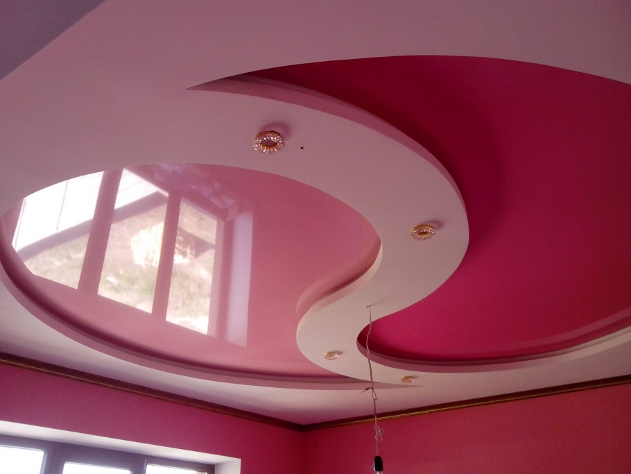 Потолок большой площади
