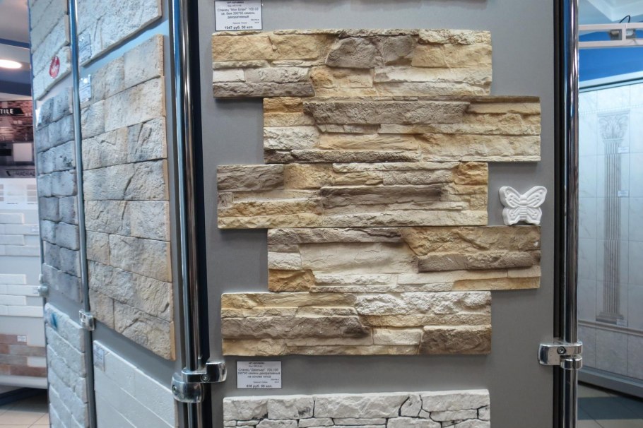 Камин облицованный диким камнем