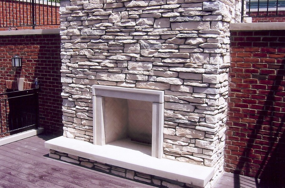 Отделка гостиной камнем