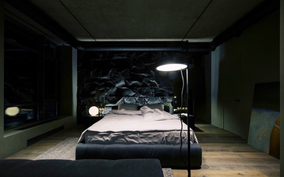 Темная спальня в доме