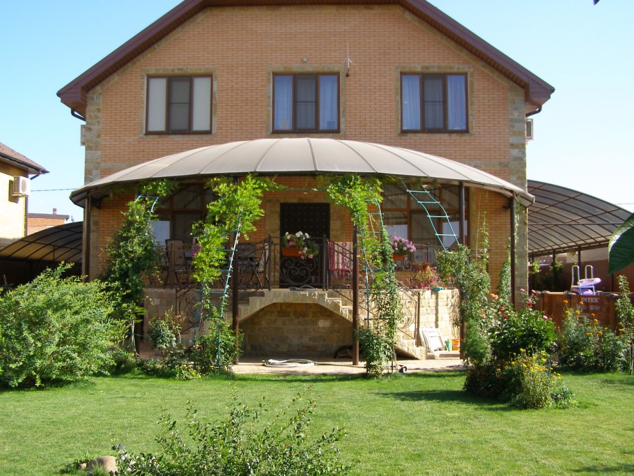 Дом с полукруглой верандой