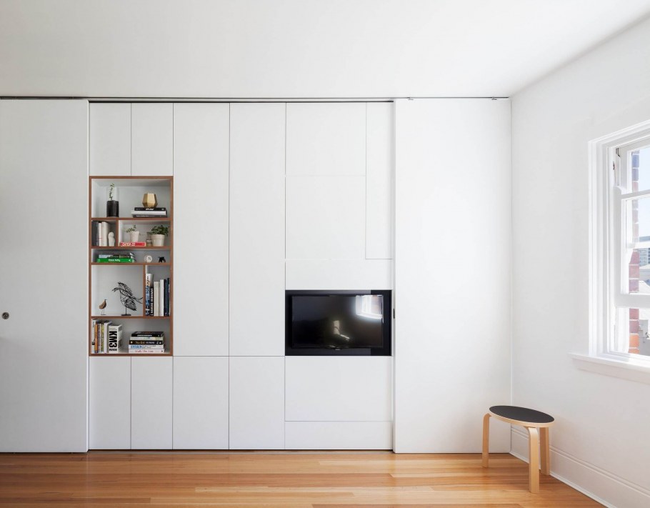 Незаметный шкаф в гостиную