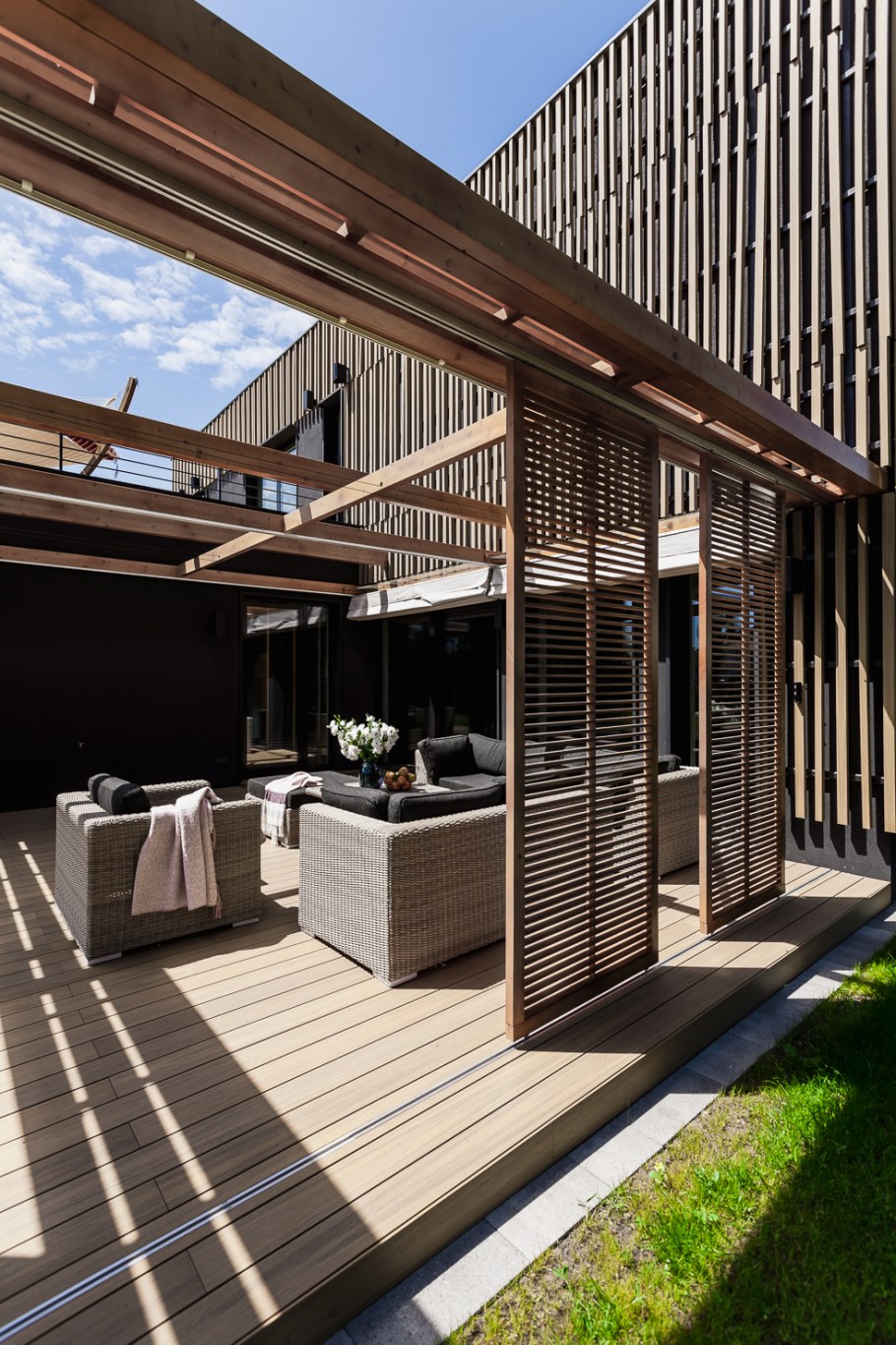 Веранда с рейками