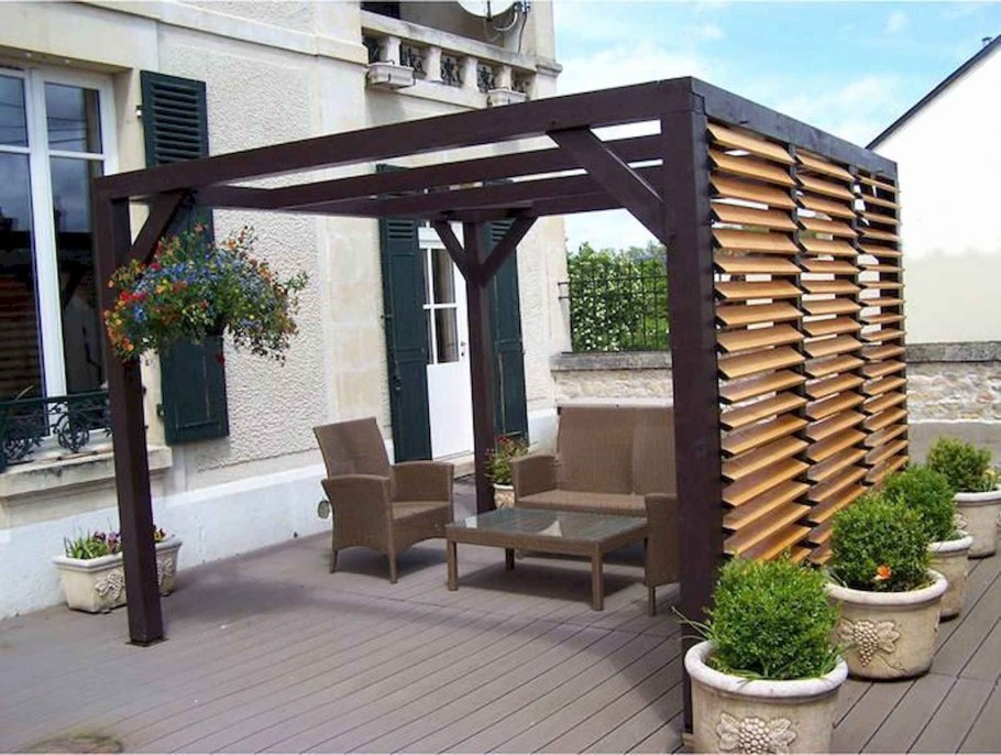 Пергола с деревянными рейками