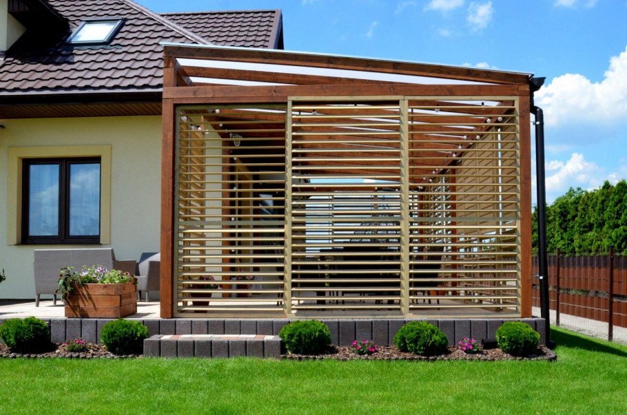 Деревянные жалюзи для террасы