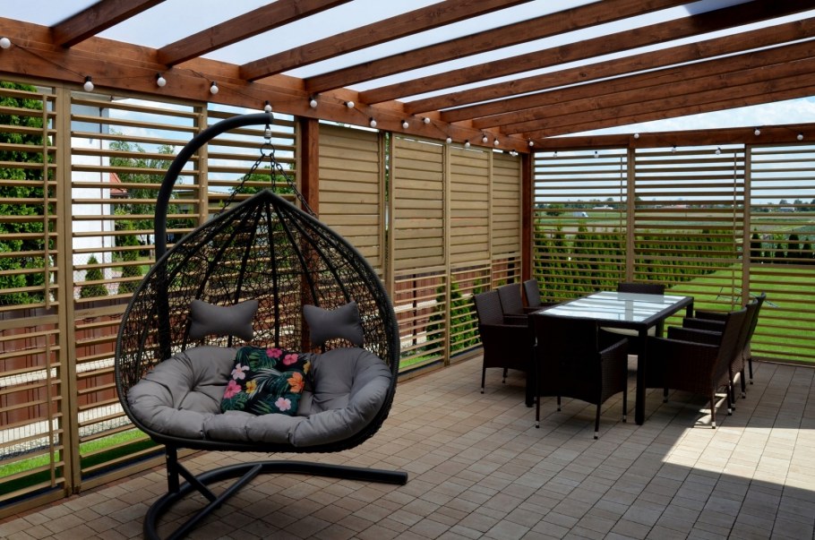 Деревянные жалюзи для беседки