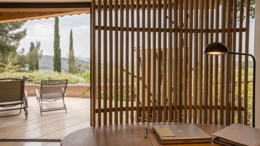 Деревянная перегородка на веранде