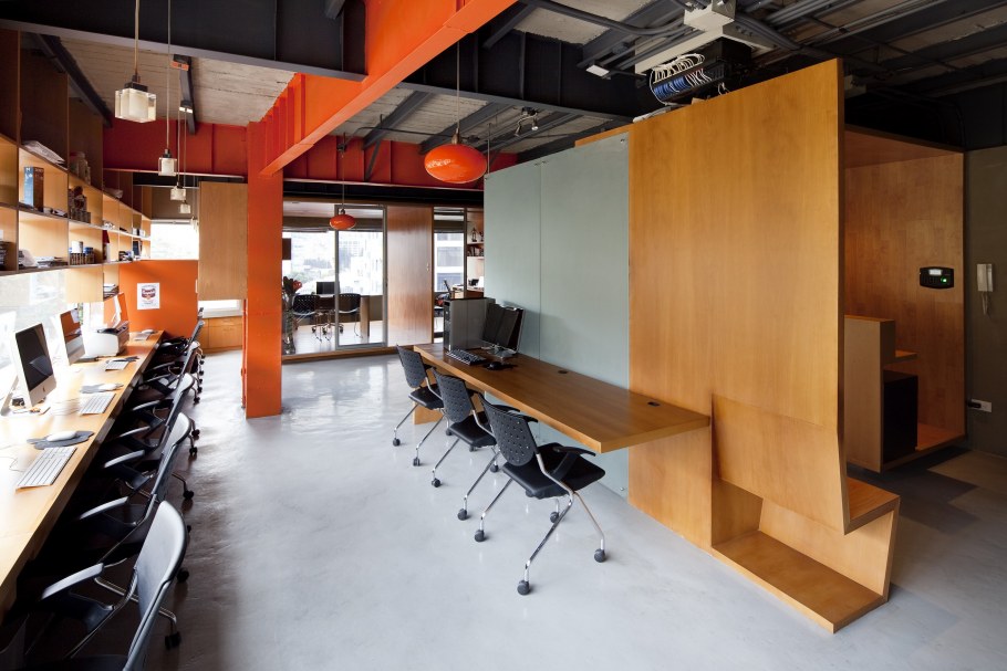 Офис оранжевый современный стиль
