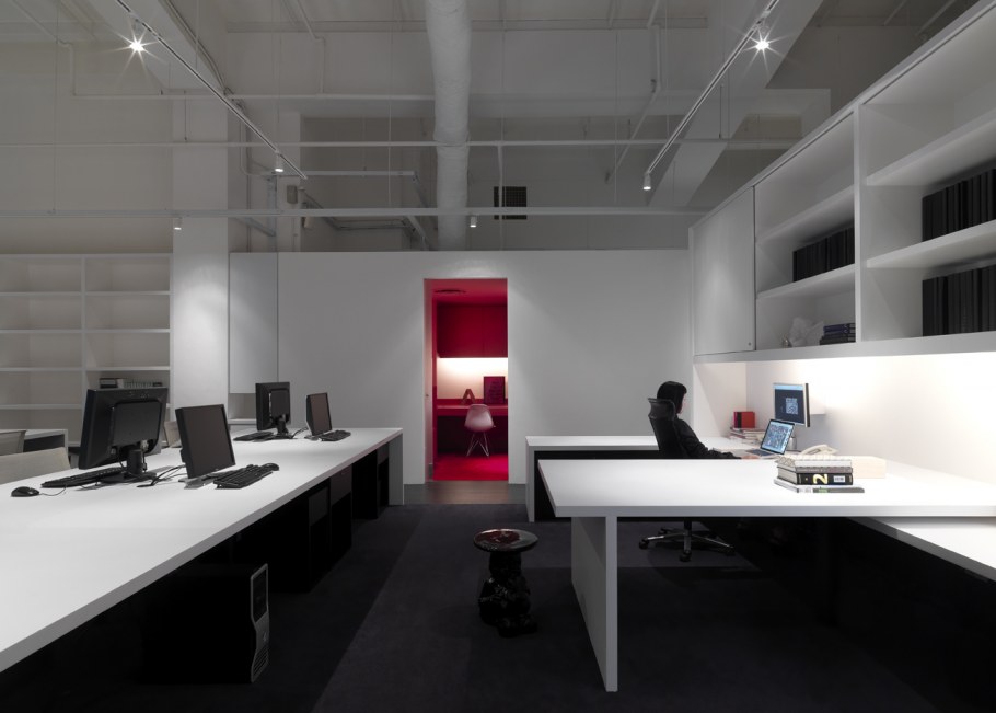 Черный современный офис