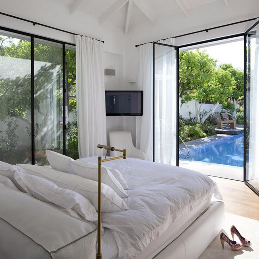 Белая спальня с панорамными окнами