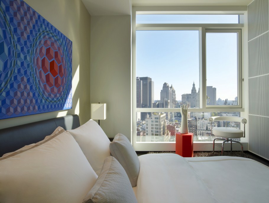 Маленькая комната с панорамными окнами