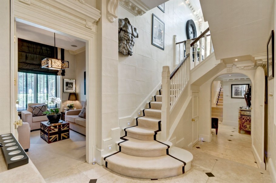 Большая гостиная с лестницей