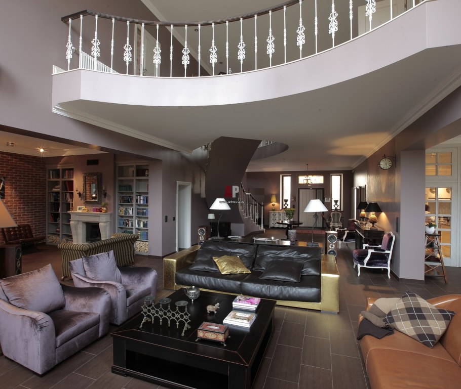 Двухуровневая гостиная в частном доме