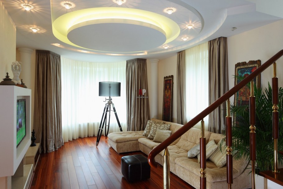 Потолок в гостиной с эркером