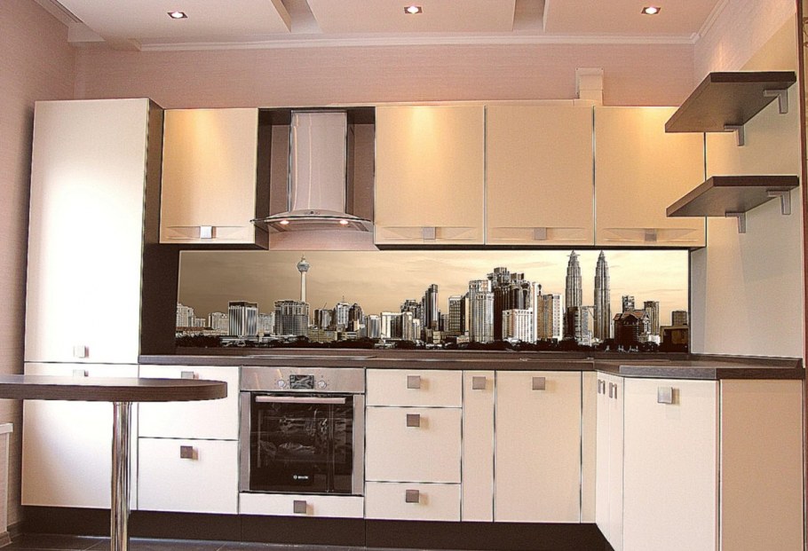 Бежева кухня с черными стеклянными шкафами