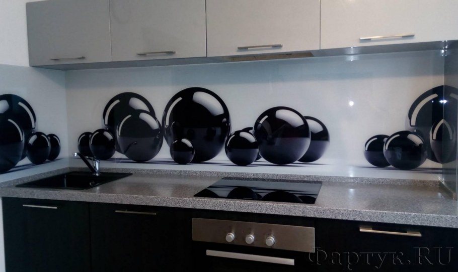 Фартук для кухни с черными шарами