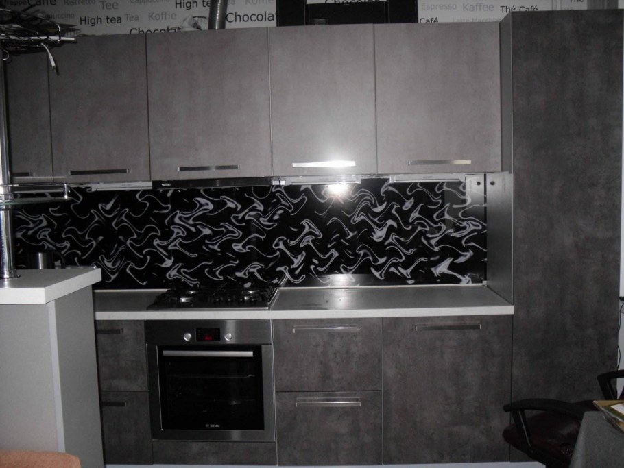 Кухонные гарнитуры с серым фартуком