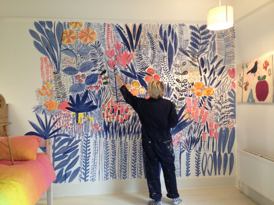 Бабушка расписывает дом