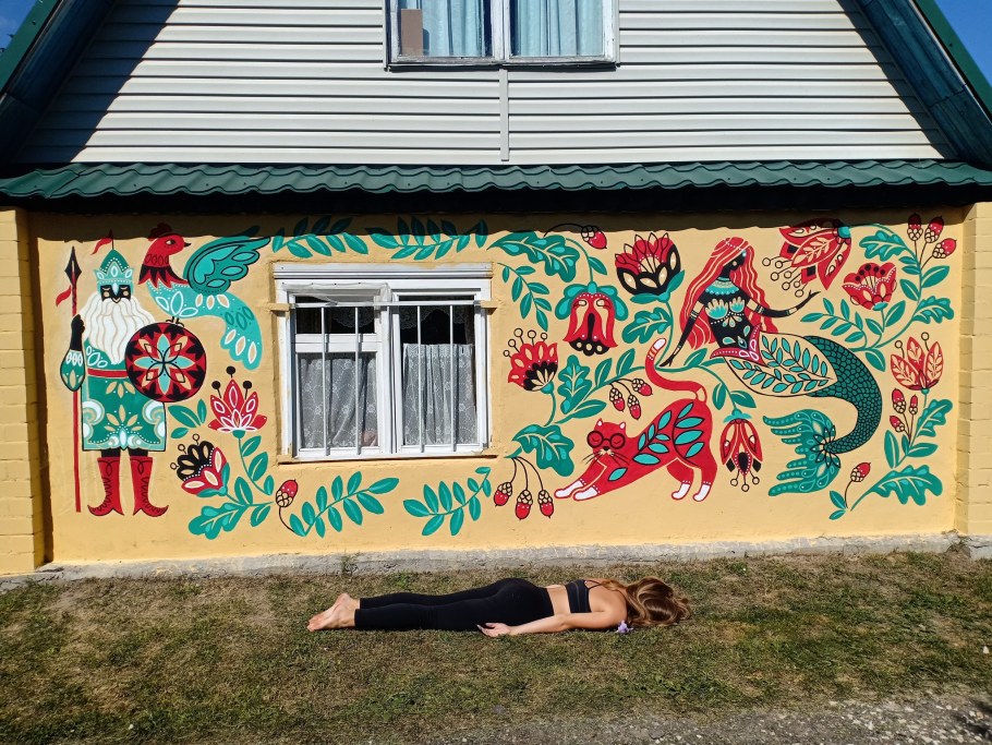 Стильные люди молодые возле края стены стритарта