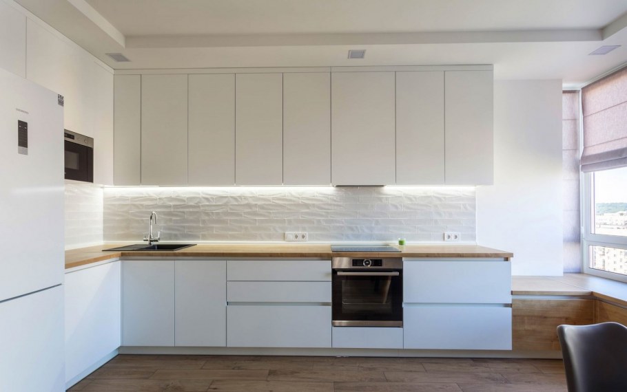 Белая кухня с деревянной столешницей