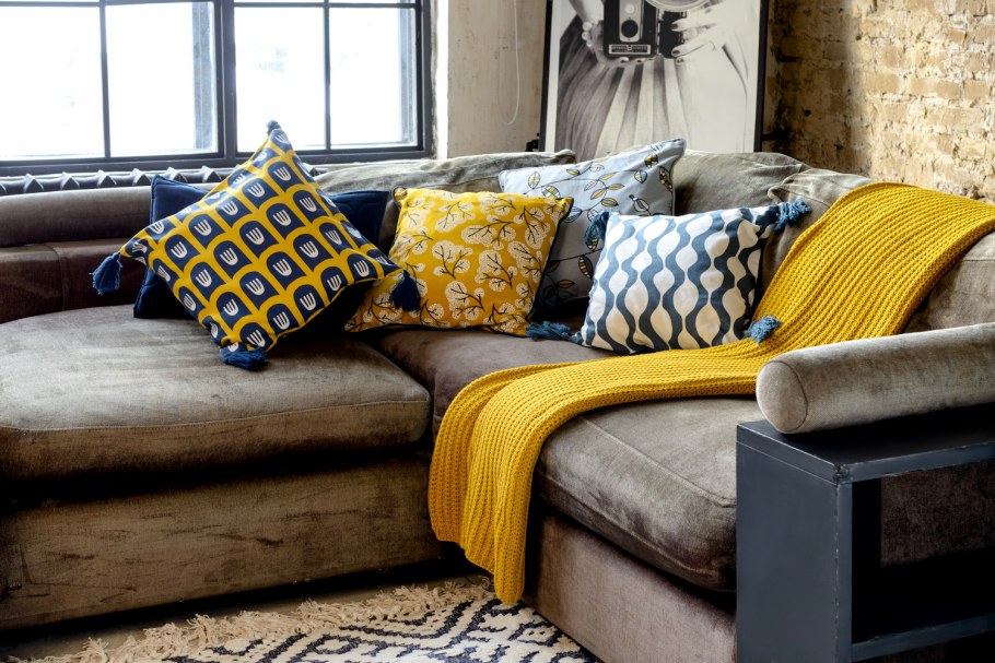 Колоритные подушки в интерьере