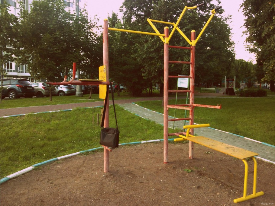 Турник во дворе