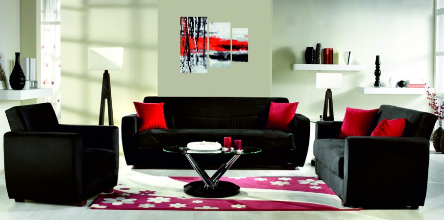 Черный диван с красными подушками