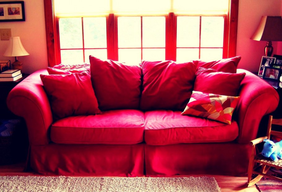 Белый диван и белый ковер