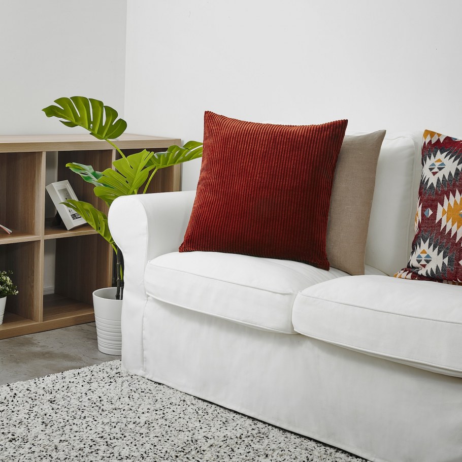 Серый диван с красными подушками