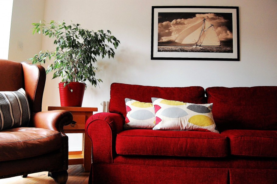 Диванные подушки в интерьере гостиной