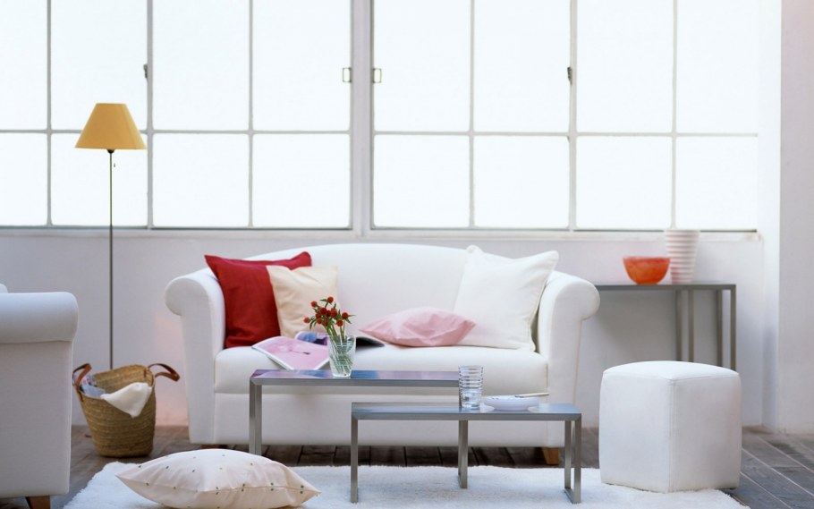 Диван на фоне окна в интерьере