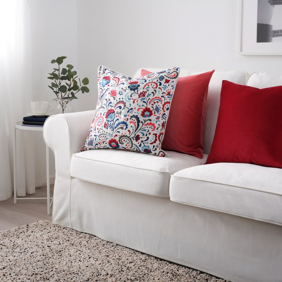 Белый диван с подушками