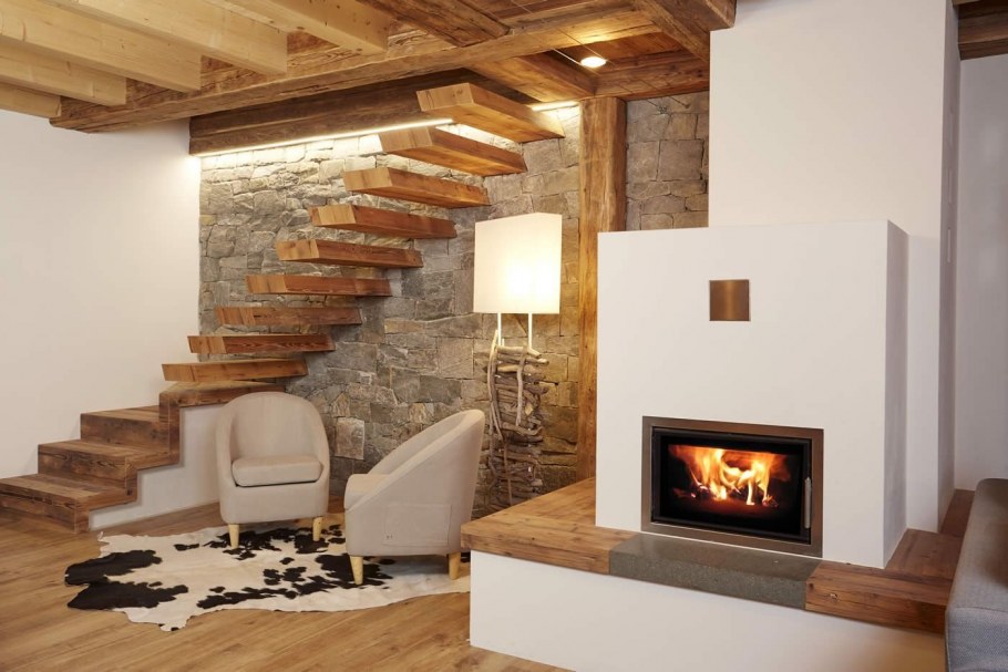 Камин под лестницей