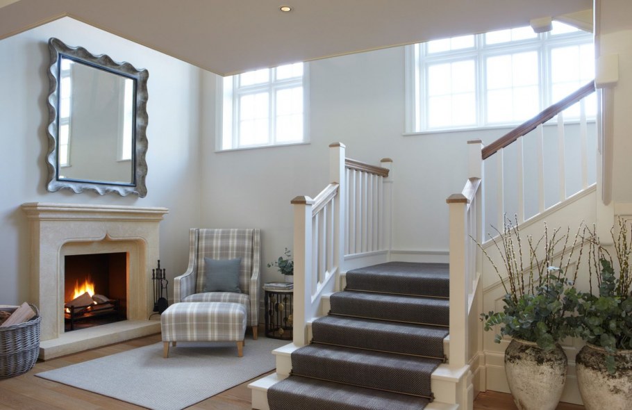 Холл с лестницей и камином