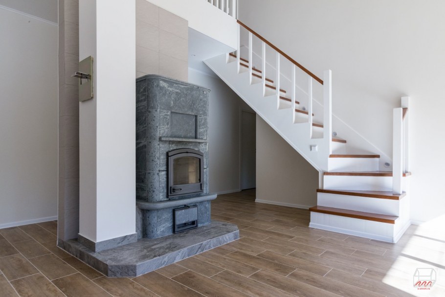 Камин под лестницей