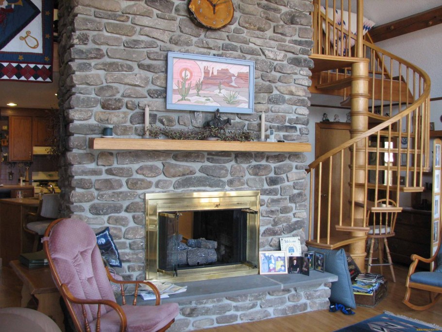 Угловой камин под лестницей