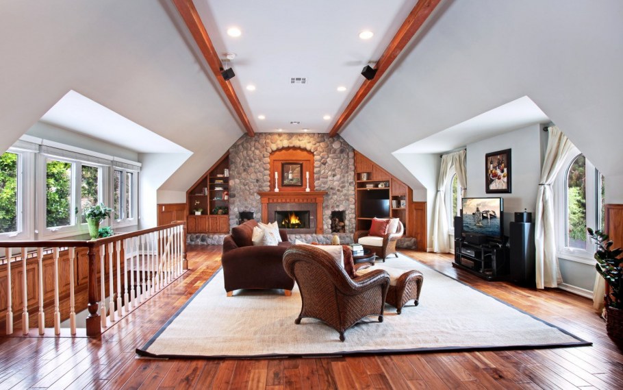 Камин под лестницей на второй этаж