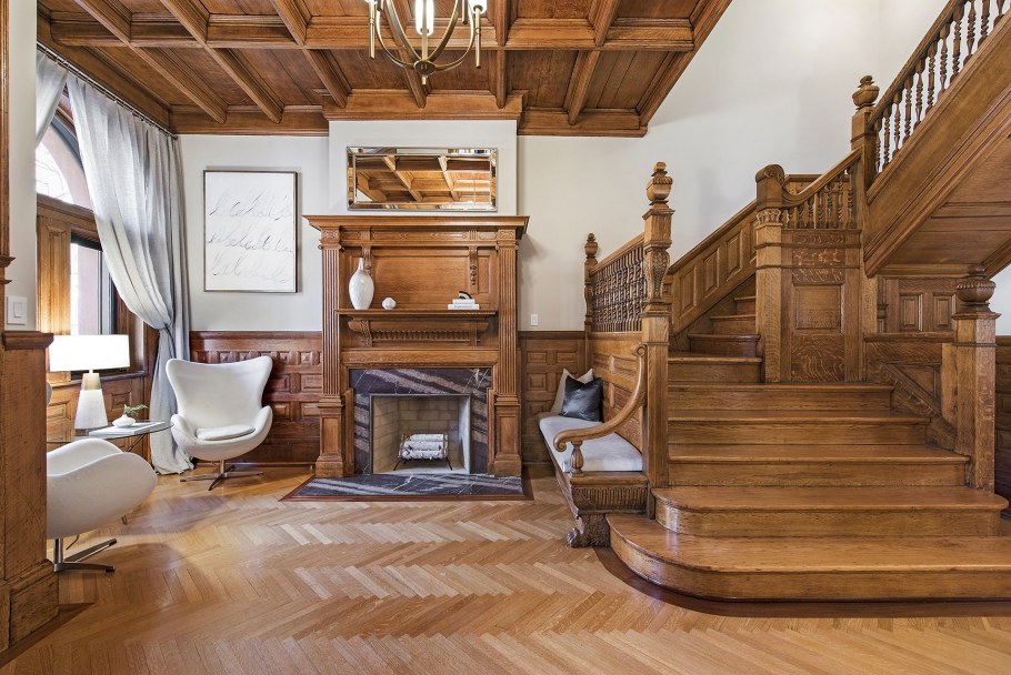 Красивые гостинные с деревянной лестницей