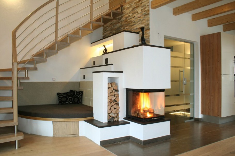 Камин под лестницей на второй этаж