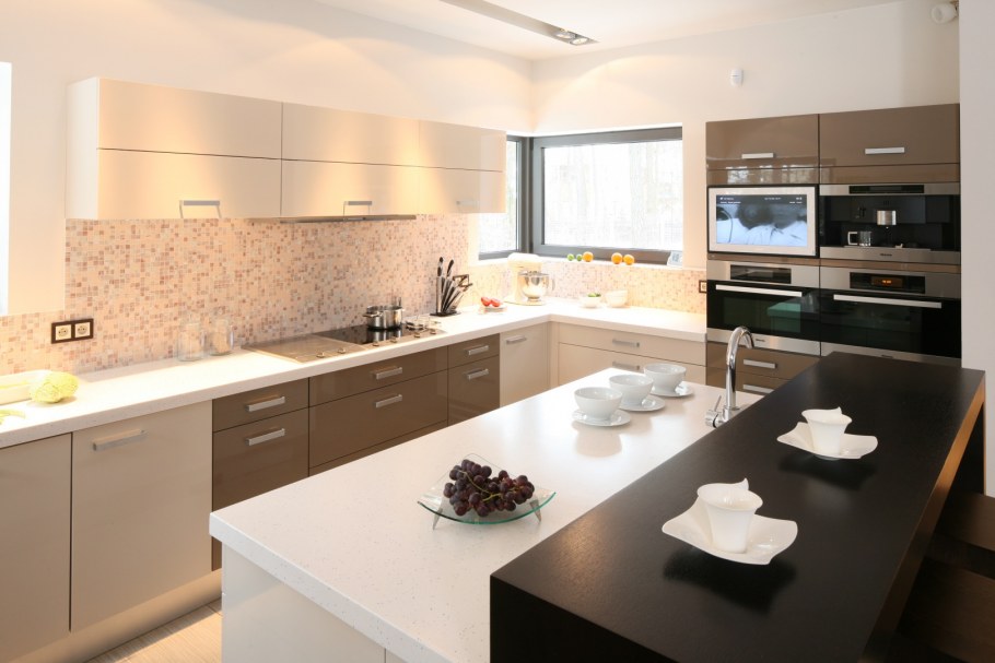 Кухня в бежевых тонах с сотами