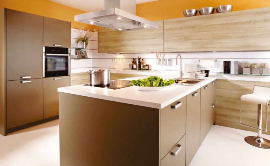 Кухня с бежевым полом